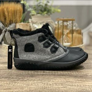 Sorel women’s Walk About Black and Gray Winter Boots